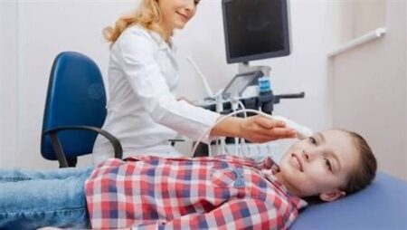 دراسة علمية تربط الهرمونات الذكرية بنمو أخطر أورام الدماغ عند الأطفال