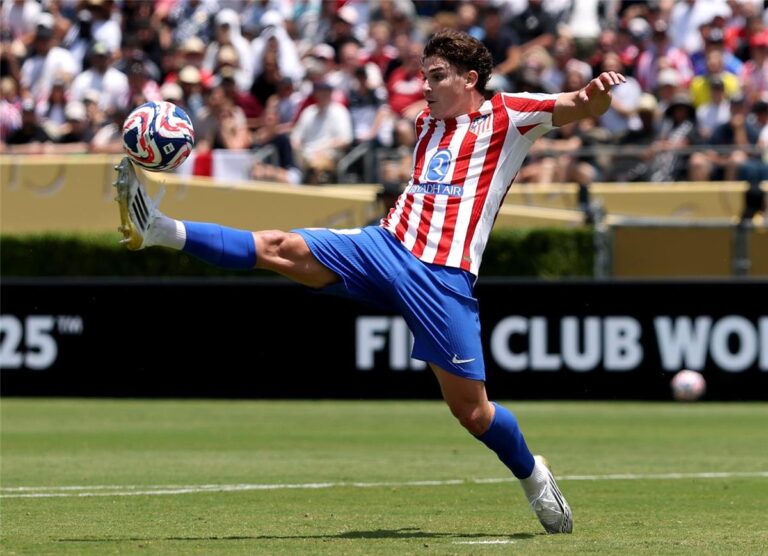 خطة أتلتيكو مدريد لمنع جوليان ألفاريز من الرحيل إلى برشلونة خطة أتلتيكو مدريد لمنع جوليان ألفاريز من الرحيل إلى برشلونة