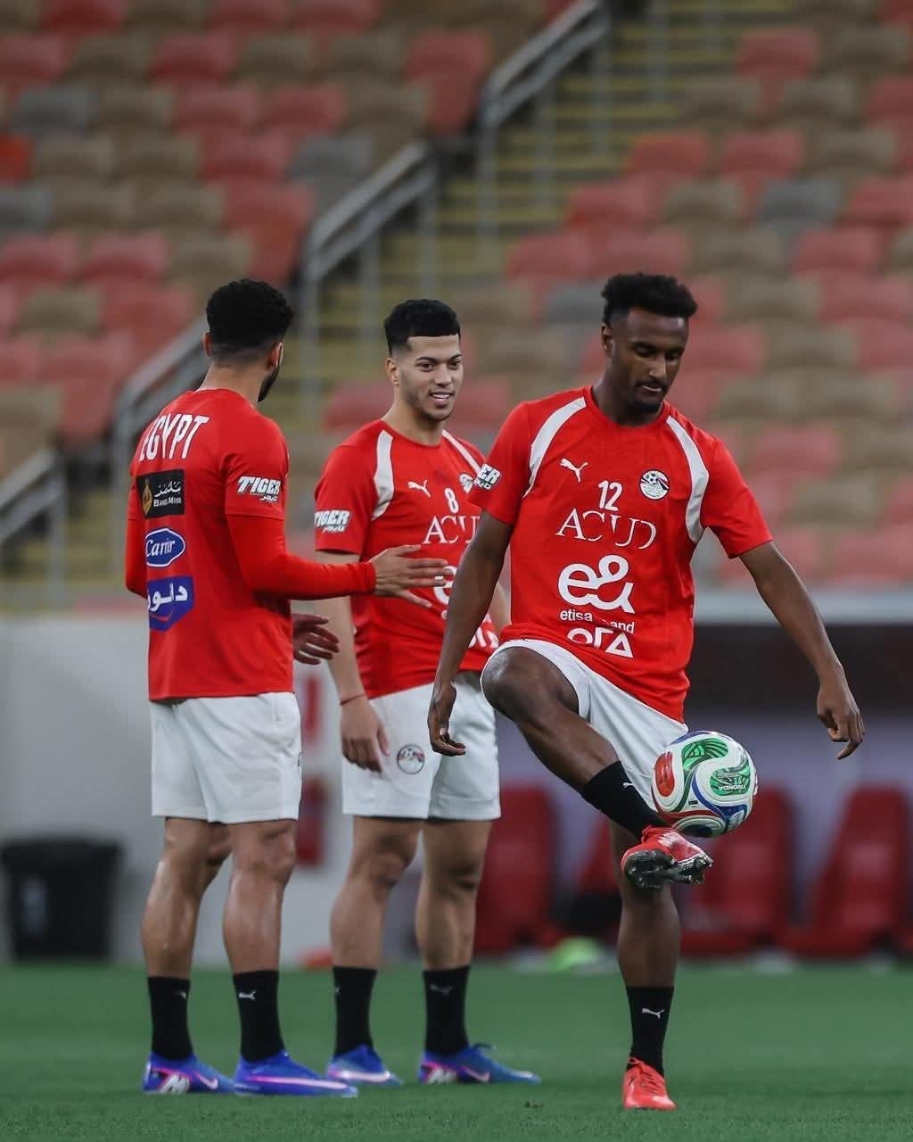 منتخب مصر يختتم تدريباته لمواجهة السعودية غداً.. ووزير الرياضة يجتمع باللاعبين