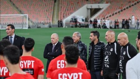 منتخب مصر يختتم تدريباته لمواجهة السعودية غداً.. ووزير الرياضة يجتمع باللاعبين