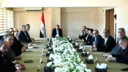رئيس الوزراء يعقد اجتماعا مع أعضاء مجلس إدارة سوق العبور لتجارة الجملة رئيس الوزراء يعقد اجتماعا مع أعضاء مجلس إدارة سوق العبور لتجارة الجملة
