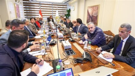 وزيرة التنمية المحلية والبيئة تتابع مع قيادات الوزارة الموقف التنفيذي لعدد من الملفات البيئية والتنموية بالمحافظات