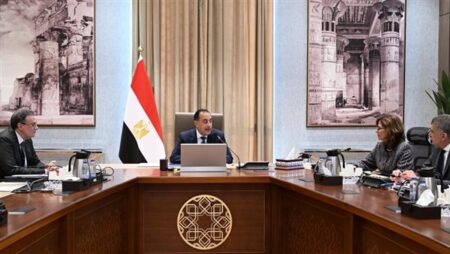 رئيس الوزراء يستعرض المنظومة المقترحة لتطوير وتأهيل الكوادر بالجهاز الإداري للدولة رئيس الوزراء يستعرض المنظومة المقترحة لتطوير وتأهيل الكوادر بالجهاز الإداري للدولة