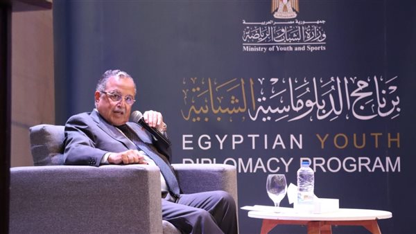 وزير الشباب والرياضة يهنئ نبيل فهمي بتوليه منصب الأمين العام للجامعة العربية وزير الشباب والرياضة يهنئ نبيل فهمي بتوليه منصب الأمين العام للجامعة العربية
