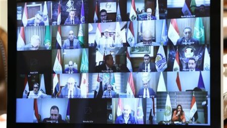وزيرة التنمية المحلية تتابع مع المحافظين تنفيذ قرار غلق المحلات وملفات التصالح