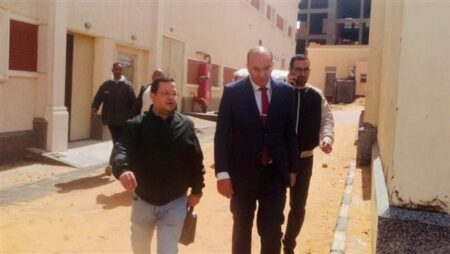 رئيس «صحة القاهرة» يتفقد ميكنة الرعاية المركزة للأطفال بحميات العباسية