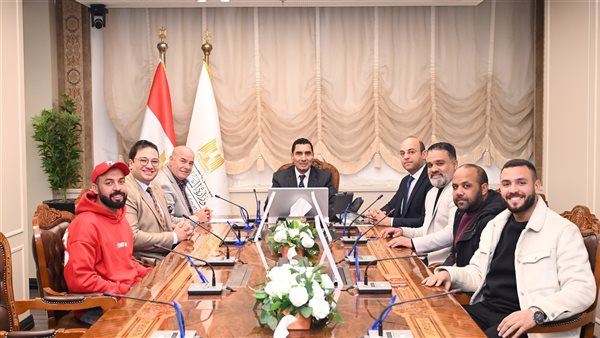 وزير الشباب والرياضة يلتقي شباب المطرية منظمي فعالية «إفطار 15 رمضان» وزير الشباب والرياضة يلتقي شباب المطرية منظمي فعالية «إفطار 15 رمضان»