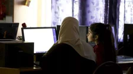نصف الأهالي في مصر ينشرون صور أطفالهم على الإنترنت.. تحذيرات من مخاطر خفية