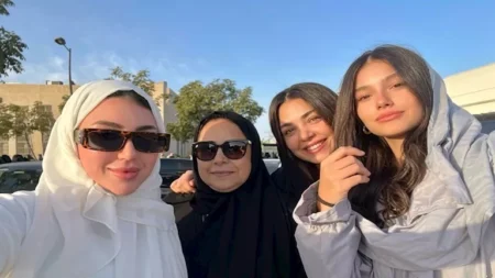 سارة سلامة تخطف الأنظار بـ "الحجاب" في صلاة العيد
