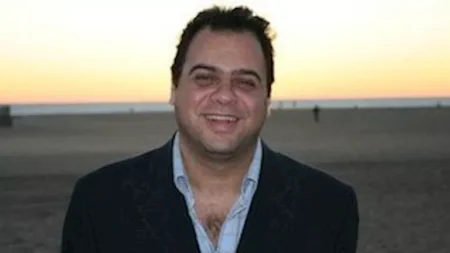 وفاة المخرج والناقد السينمائي أحمد عاطف بعد صراع مع المرض