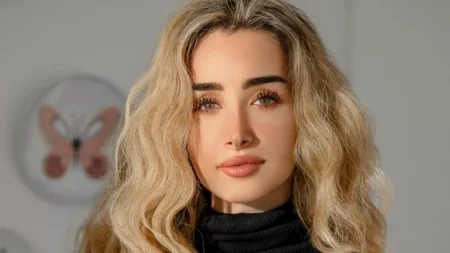 "جاذبية اللون الموف".. هنا الزاهد بفستان أنيق