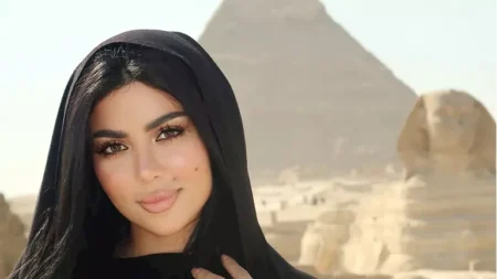 الأبيض يليق بها.. كارولين عزمي بفستان جذاب