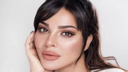 نادين نجيم تخطف الأنظار بإطلالة سوداء جريئة
