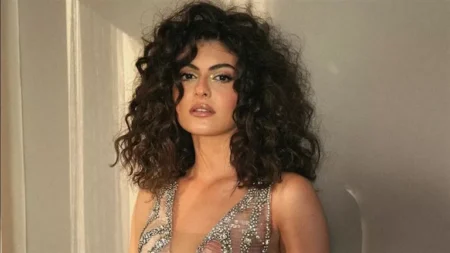 "سحر اللون الوردي".. تارا عبود تتألق بإطلالة أنيقة