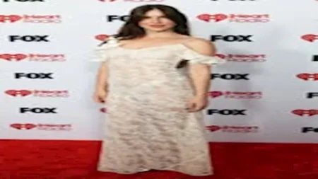 جرأة وأناقة.. نجمات يتألقن بإطلالات لافتة في حفل iHeartRadio Awards 2026