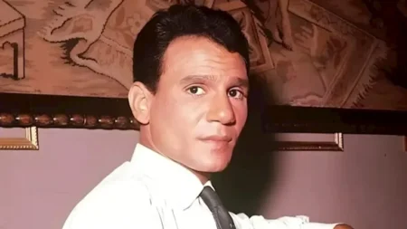 طارق الشناوي يحسم الجدل حول تعديل العندليب كلمات "لست قلبي"