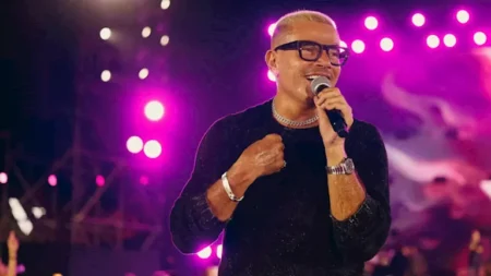 تصدر عربيًا.. عمرو دياب يصعد للمركز 151 عالميا ويقتحم قائمة أقوى الفنانين رقميًا تصدر عربيًا.. عمرو دياب يصعد للمركز 151 عالميا ويقتحم قائمة أقوى الفنانين رقميًا