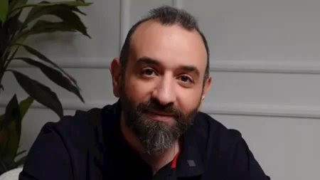 عمرو سلامة يحتفل مع أمير مرتضى منصور بفوز الزمالك على بيراميدز