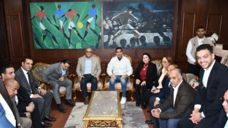 وزير الشباب والرياضة ومحافظ الإسكندرية يقومان بجولة تفقدية بالنادي الأولمبي