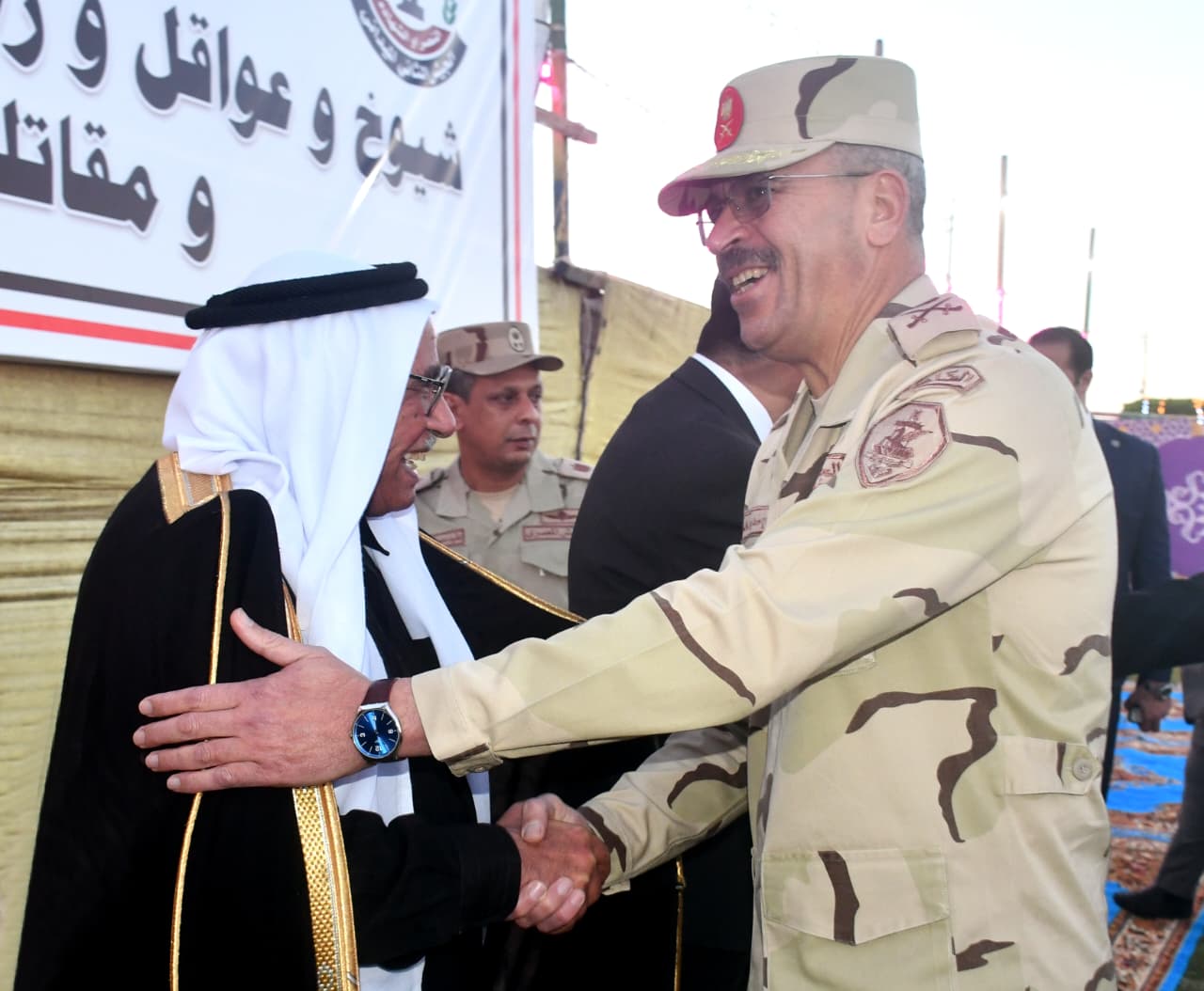 قيادة الجيش الثاني الميداني تنظم لقاء وحفل إفطار لعدد من شيوخ وعواقل شمال سيناء.. صور