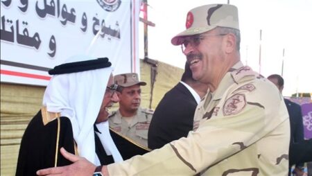 قيادة الجيش الثاني الميداني تنظم لقاء وحفل إفطار لعدد من شيوخ وعواقل شمال سيناء.. صور