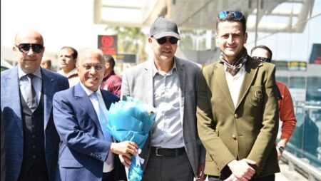 بيراميدز يستقبل بعثة الجيش الملكي بالورود