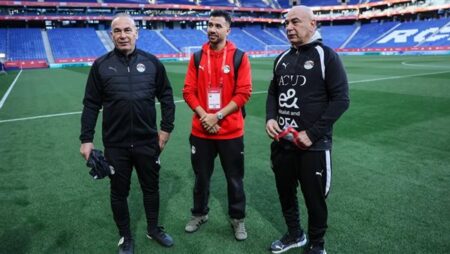 الجهاز الفني للمنتخب يتفقد أرضية ملعب "إسبانيول"