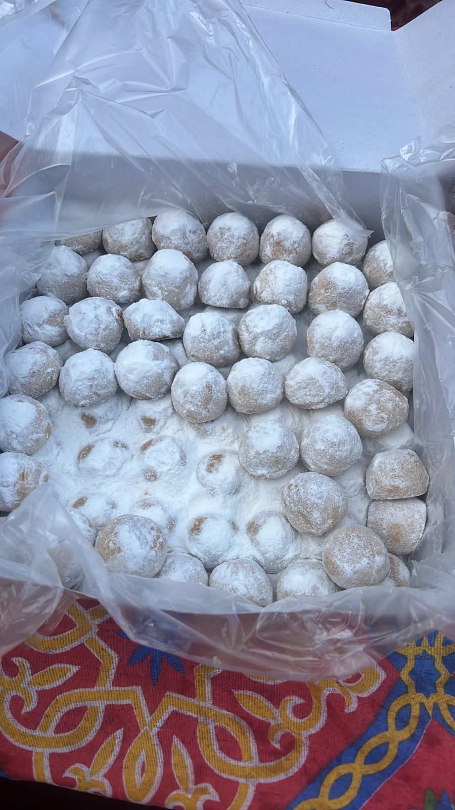 نقاط الإطعام توزع كعك العيد على المترددين عليها في مختلف المحافظات