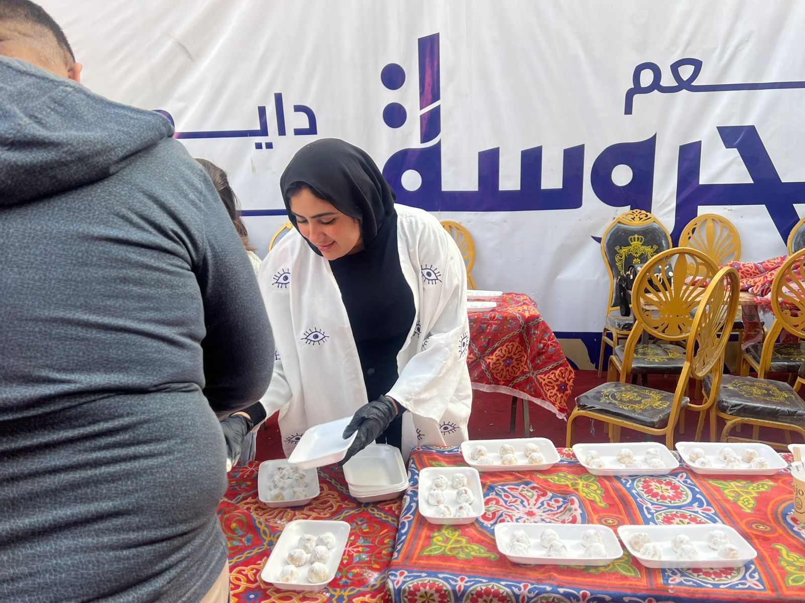 نقاط الإطعام توزع كعك العيد على المترددين عليها في مختلف المحافظات