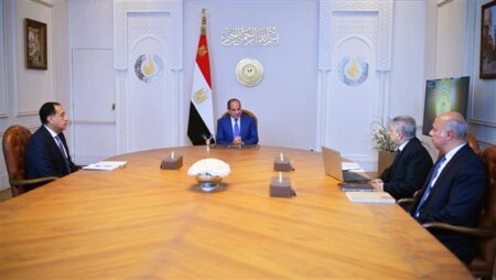 السيسي يتابع تأثير الحرب الجارية بمنطقة الشرق الأوسط على قناة السويس.. ويؤكد أهمية رفع درجة الجاهزية بكل مواقع العمل المرتبطة بحركة الملاحة.. واتخاذ التدابير اللازمة لرفع درجة الاستعداد
