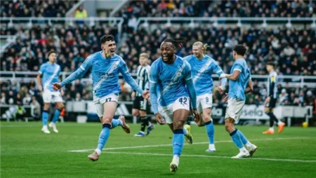 سيمينيو يتوج بجائزة لاعب الشهر بالدوري الإنجليزي
