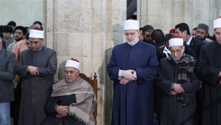 في أول ليالي المغفرة.. ٱلاف المصلين يناجون الله طمعا في رضوانه ومغفرته