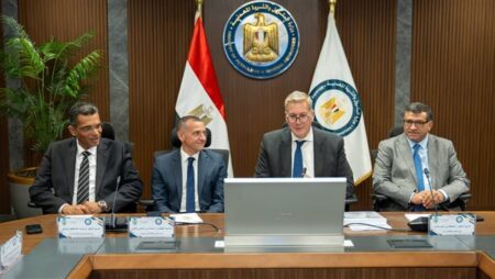 وزير البترول يعتمد الموازنة الاستثمارية الجديدة لـ«جنوب الوادي القابضة للبترول»
