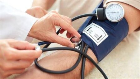 دراسة علمية تكشف أداة مبتكرة لتحسين السيطرة على ضغط الدم لدى آلاف المرضى