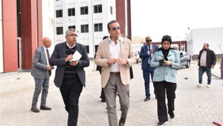 وزير الصحة يوجه بإلغاء تعاقد شركة أمن بمركز طبى ويتابع تنفيذ المعامل المركزية بمدينة بدر