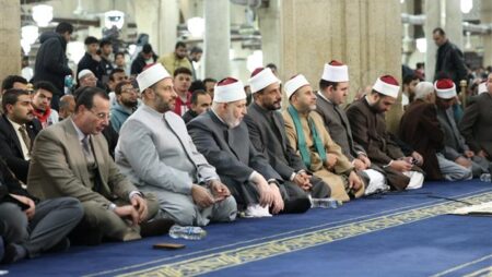 حشود المصلين تملأ جنبات الجامع الأزهر ودعوات صادقة بأن يعم السلام أرجاء العالم
