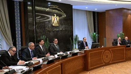 رئيس الوزراء يعقدُ اجتماعا مع رؤساء الغرف الصناعية والتجارية.. صور