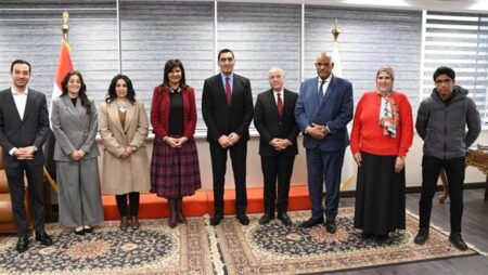وزير الشباب والرياضة يلتقي السفيرة نبيلة مكرم
