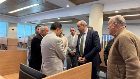 وزير الطيران يتفقد غرفة الأزمات بمطار القاهرة
