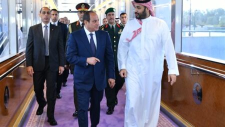 ولى عهد السعودية للسيسي: موقف مصر في الأزمة الراهنة يأتي في إطار الدور التاريخي كونها قلب العالم العربي