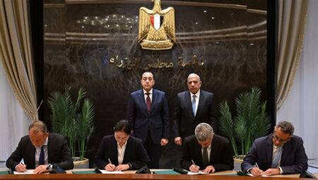 رئيس الوزراء يشهد توقيع حزمة من اتفاقيات شراء الطاقة