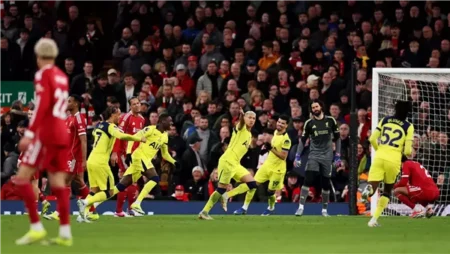 ليفربول يسقط في فخ التعادل أمام توتنهام بالدقائق الأخيرة