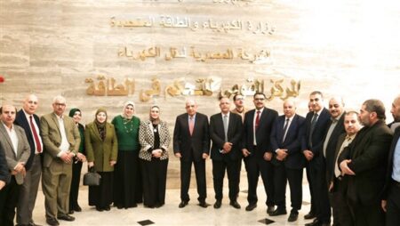 وزير الكهرباء يشارك العاملين بالمركز القومي للتحكم في الطاقة إفطارهم
