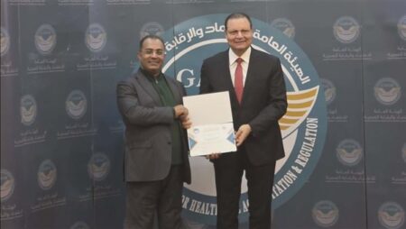 «الرقابة الصحية» تكرم الزميل عاطف السيد تقديرًا لجهوده في تغطية ملف القطاع الصحي