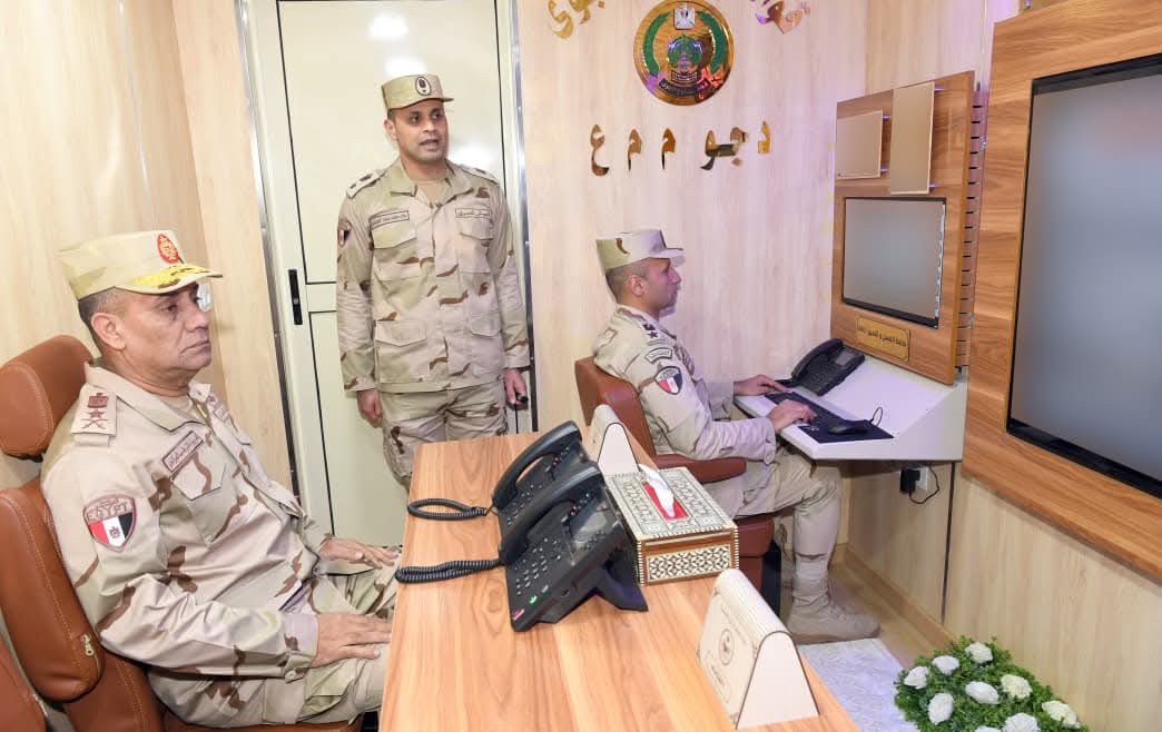 وزير الدفاع يتفقد الجاهزية القتالية للمنطقة المركزية العسكرية ويشارك المقاتلين وجبة الإفطار.. صور