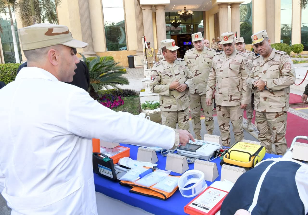 وزير الدفاع يتفقد الجاهزية القتالية للمنطقة المركزية العسكرية ويشارك المقاتلين وجبة الإفطار.. صور