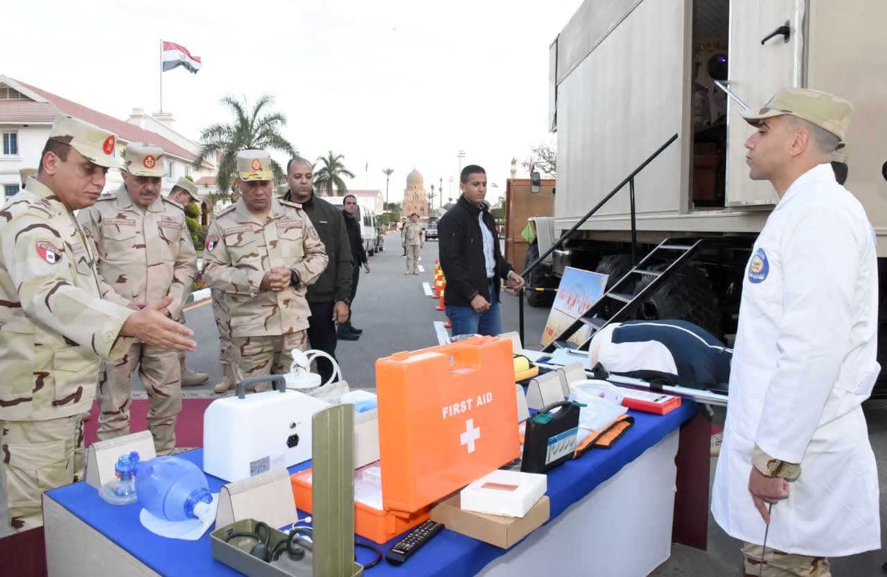 وزير الدفاع يتفقد الجاهزية القتالية للمنطقة المركزية العسكرية ويشارك المقاتلين وجبة الإفطار.. صور