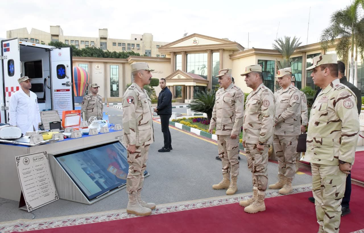 وزير الدفاع يتفقد الجاهزية القتالية للمنطقة المركزية العسكرية ويشارك المقاتلين وجبة الإفطار.. صور