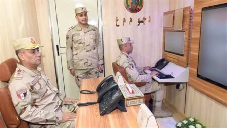 وزير الدفاع يتفقد الجاهزية القتالية للمنطقة المركزية العسكرية ويشارك المقاتلين وجبة الإفطار.. صور