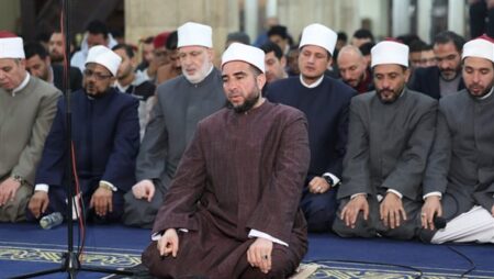 في الليلة الخامسة عشرة من رمضان.. الجامع الأزهر يستقبل آلاف المصلين لأداء صلاتي العشاء والتراويح